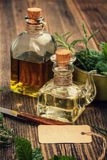 Blog35-Olive-Oil_Bottles-with-Wood-and-Tag-a