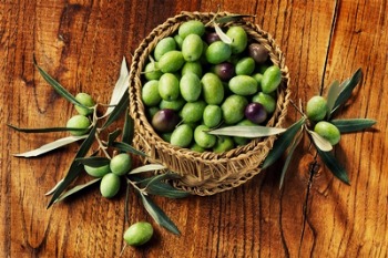 blogold-olives-on-wood-in-basket.jpg